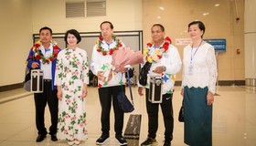 Đuốc của SEA Games 32 đã tới Việt Nam và được đại diện Tổng cục TDTT đón tiếp trước khi thực hiện chương trình rước vào ngày 24-3 tại Hà Nội. Ảnh: TCTDTT