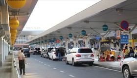 The Southern Airport Authority asks to halt parking fee collection at Tan Son Nhat Airport for commercial vehicles. (Photo: SGGP)