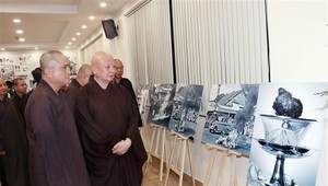 Most Venerable Thich Le Trang (2nd from L), Head of the VBS Executive Board in Ho Chi Minh City, attends the exhibition (Photo: VNA)