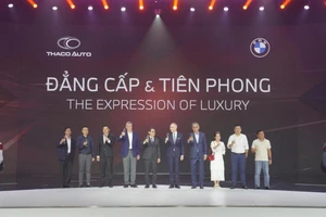 Lãnh đạo BMW, Thaco Auto cùng khách hàng chụp ảnh lưu niệm tại sự kiện