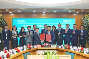 Ông Tào Đức Thắng, Chủ tịch kiêm Tổng Giám đốc Tập đoàn Viettel và ông Lê Ngọc Lâm, Tổng Giám đốc BIDV đại diện hai đơn vị ký kết Thỏa thuận hợp tác toàn diện giai đoạn 2024-2028