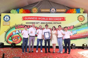 Chupa Chups xác lập kỷ lục “dây kẹo dẻo dài nhất thế giới”
