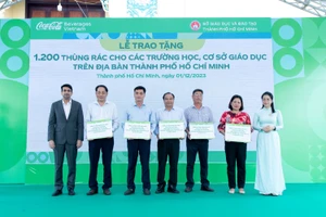 Coca-Cola Việt Nam trao tặng 1.200 thùng rác cho trường học và cơ sở giáo dục tại TPHCM
