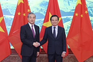 Phó Thủ tướng Trần Lưu Quang và Bộ trưởng Ngoại giao Trung Quốc Vương Nghị. Ảnh: QUANG PHÚC