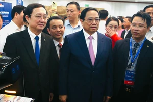 Thủ tướng Phạm Minh Chính tham quan các gian hàng tại chương trình Dấu ấn Techfest - Whise năm 2023