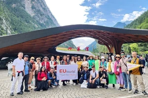 Mặc dù không có giấy phép kinh doanh lữ hành nhưng EUtourist vẫn tổ chức tour cho khách. Ảnh: Fanpage EUtourist