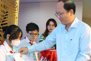 Phó Bí thư Thành ủy TPHCM Nguyễn Hồ Hải trao học bổng đến các em học sinh tiểu học 