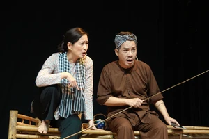 NSƯT Tuyết Thu và NS Minh Nhí phối hợp ăn ý, biểu diễn xuất sắc vai cô Sáu và ông Hai trong vở kịch cách mạng "Cánh đồng rực lửa". Ảnh: THÚY BÌNH