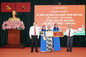 Phó Bí thư Thành ủy TPHCM Nguyễn Hồ Hải trao Huy hiệu Đảng tại huyện Nhà Bè