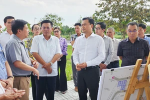 Phó Chủ tịch UBND TPHCM Bùi Xuân Cường kiểm tra tiến độ Dự án đường Vành đai 3