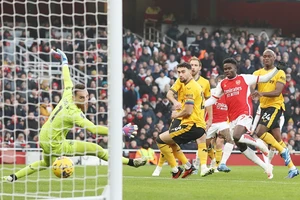 Arsenal thắng 2-1 trước Wolves trên sân nhà để gia tăng cách biệt thành 4 điểm ở ngôi đầu.