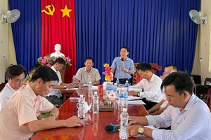 Chủ tịch UBND huyện Tân Hưng Huỳnh Thanh Hiền (đứng) họp bàn với lãnh đạo các ban ngành của huyện thống nhất chọn phương án thu hồi đất