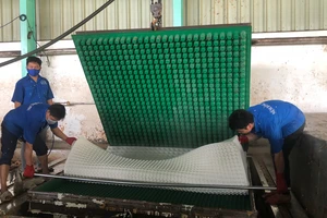 Nhờ liên kết, đầu tư máy móc, nhiều công ty của Tập đoàn Công nghiệp cao su Việt Nam có thể sản xuất ra sản phẩm chế biến sâu từ cao su