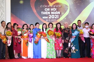 Bác sĩ Lê Thị Vân, Chủ tịch Chi hội Thiện Nhân và lãnh đạo chi hội chúc mừng các thành viên, nhà hảo tâm đã ủng hộ chi hội tại lễ phát động gây quỹ năm 2022 