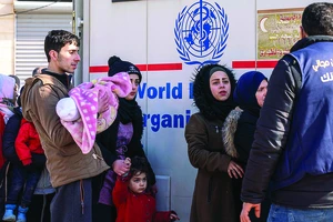 Nhân viên Liên hợp quốc hỗ trợ nhu yếu phẩm cho người dân Syria