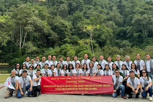 Đoàn chụp hình lưu niệm tại Suối Lê Nin, núi Các Mác