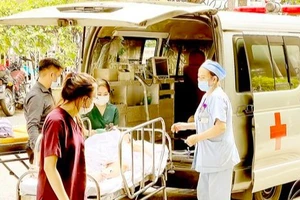 Xe cấp cứu vận chuyển bệnh nhân đến Bệnh viện Chợ Rẫy