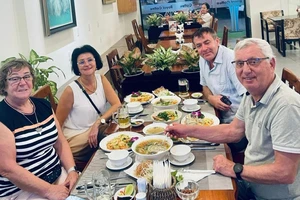 Du khách quốc tế thưởng thức ẩm thực truyền thống Việt Nam, trong đó có món chay, tại khách sạn Kim Đô