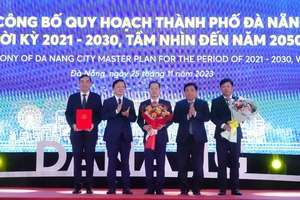 Phó Thủ tướng Chính phủ Trần Hồng Hà trao quyết định phê duyệt Quy hoạch TP Đà Nẵng thời kỳ 2021 - 2030, tầm nhìn đến năm 2050. Ảnh: XUÂN QUỲNH