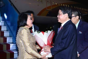 Phó Chủ tịch Quốc hội Nguyễn Đức Hải đón Chủ tịch Quốc hội Vương quốc Campuchia Samdech Khuon Sudary tại Sân bay Quốc tế Nội Bài. Ảnh: TTXVN