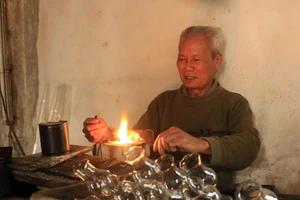 Ông Gừng đã có hơn 40 năm gắn bó với nghề thổi thủy tinh
