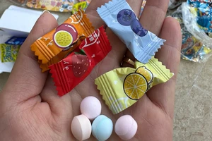 Nhiều học sinh bị đau đầu, tê môi do ăn kẹo “lạ” mua ở cổng trường
