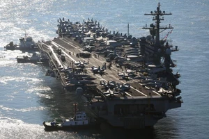Tàu sân bay USS Carl Vinson của Mỹ cập cảng căn cứ hải quân ở thành phố Busan. Ảnh: The Korea Times