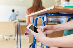 Học sinh ngày càng bị phân tâm trong giờ học do sử dụng điện thoại. Ảnh: RNZ