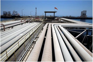 Nhà máy lọc dầu Ras Tanura ở Saudi Arabia. Ảnh: Reuters