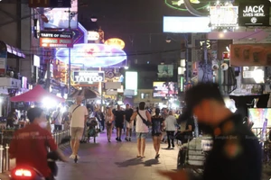 Đường Khao San, khu du lịch nổi tiếng ở Bangkok. Ảnh: Bangkok Post 