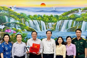Trưởng Ban Nội chính Thành ủy TPHCM Lê Thanh Liêm trao quyết định về hưu cho đồng chí Ngô Thành Luông. Ảnh: CHÍ THẠCH 