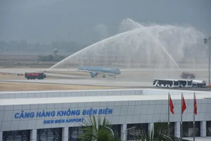 Máy bay cỡ lớn đầu tiên hạ cánh xuống sân bay Điện Biên sáng 1-12