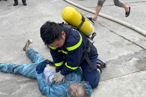 Hà Nội: 4 người mắc kẹt trong vụ cháy xưởng sản xuất thuốc thú y
