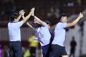 HLV Phùng Thanh Phương cùng các cộng sự đã giải tỏa được áp lực khi giành được trận thắng đầu tiên tại V-League mùa này. Ảnh: DŨNG PHƯƠNG