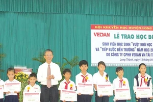 Vedan tặng hơn 100 suất học bổng cho học sinh vượt khó học tập
