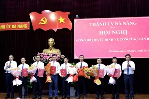 Ông Lương Nguyễn Minh Triết, Chủ tịch HĐND TP Đà Nẵng và ông Lê Trung Chinh, Chủ tịch UBND TP Đà Nẵng trao quyết định cho các cán bộ