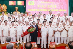 Thủ tướng Phạm Minh Chính tặng hoa chúc mừng Ban Chấp hành Hội Cựu Công an nhân dân. Ảnh: VIẾT CHUNG