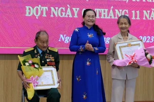 Đồng chí Nguyễn Thị Lệ trao tặng Huy hiệu Đảng cho đảng viên tại quận Bình Thạnh
