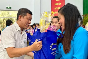 Phó Chủ tịch Thường trực LĐLĐ TPHCM Trần Đoàn Trung trao tặng quà cho đoàn viên Trung tâm Bảo trợ tâm thần Tân Định vào dịp tết. Ảnh: thanhuytphcm