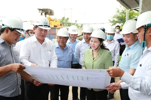 Chủ tịch HĐND TPHCM trong một lần giám sát dự án cầu Long Kiểng, huyện Nhà Bè. Ảnh: ĐÔNG SƠN