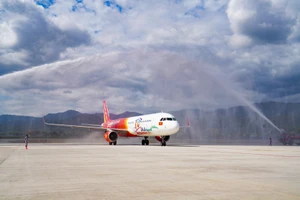 Máy bay mang biểu tượng du lịch TPHCM đáp xuống Điện Biên