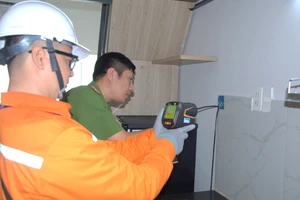 Công ty Điện lực Tân Phú, TPHCM phối hợp với các đơn vị kiểm tra công tác an toàn điện, PCCC khu nhà trọ, nhà cao tầng
