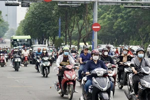 Người dân điều khiển xe gắn máy lưu thông trên đường Mai Chí Thọ, TP Thủ Đức (TPHCM). Ảnh: HOÀNG HÙNG