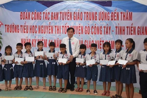Ban Tuyên giáo Trung ương tặng quà cho học sinh tại Tiền Giang