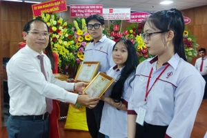 ThS Trần Văn Tú, Hiệu trưởng HCE trao tặng giấy khen cho các bạn tân sinh viên khoá 19 là thủ khoa đầu vào của các ngành học