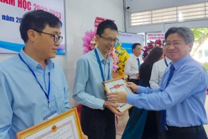 Ông Nguyễn Võ Xuân Kỳ, Phó Chủ tịch UBND quận 5 trao giấy khen cho 2 giáo viên đoạt thành tích xuất sắc trong năm học 2022-2023