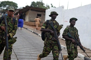 Binh sĩ Sierra Leone giữ gìn trật tự. Ảnh: REUTERS 