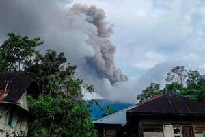 Núi lửa Marapi phun trào. Ảnh: Reuters