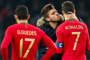 Ronalo bị cưỡng hôn ngay trong trận đấu của Bồ Đào Nha. Ảnh: RTE