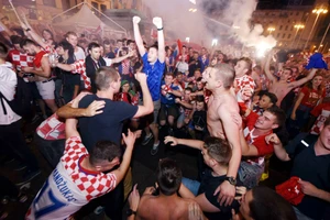 Cổ động viên Croatia ăn mừng chiến thắng. Ảnh: The Guardian